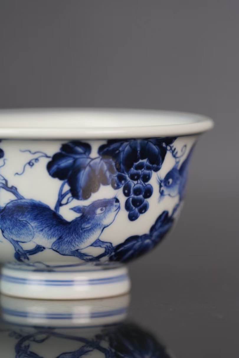 Zhi Chun Kiln: Blue and White Porcelain Cup with Squirrels and Grapes Pattern 志纯窑 青花松鼠葡萄压手杯