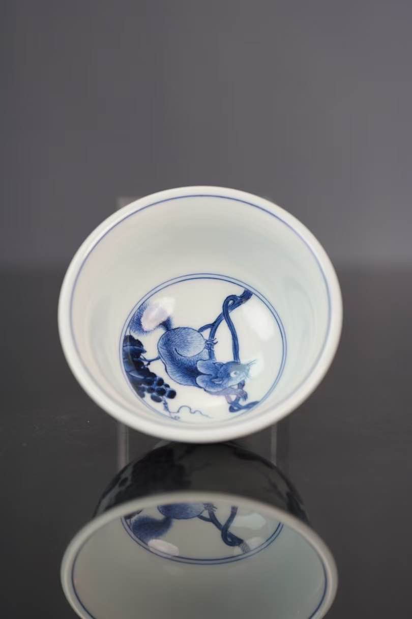 Zhi Chun Kiln: Blue and White Porcelain Cup with Squirrels and Grapes Pattern 志纯窑 青花松鼠葡萄压手杯