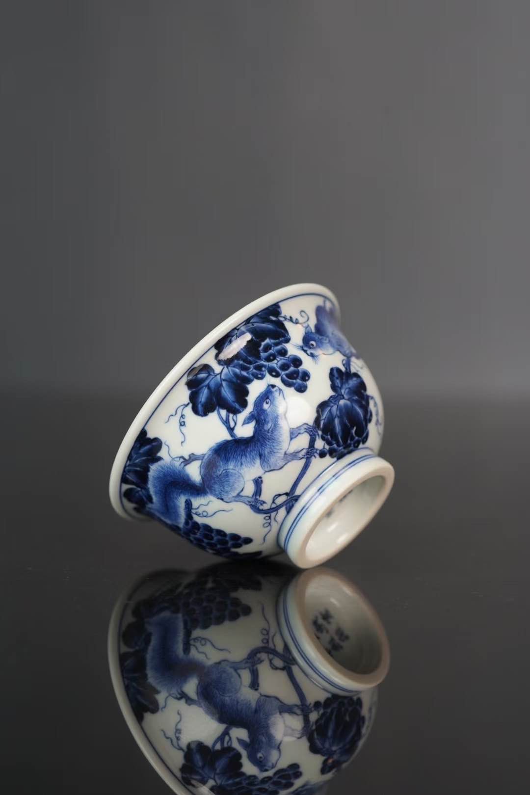 Zhi Chun Kiln: Blue and White Porcelain Cup with Squirrels and Grapes Pattern 志纯窑 青花松鼠葡萄压手杯